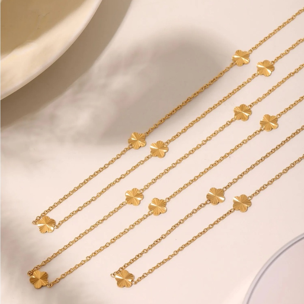 Elegant Gold Floral Necklace